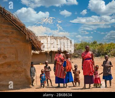 Les femmes de Maasai devant Kilimandjaro ; les femmes de Maasai en Afrique de l'est ; Afrique ; Tanzanie ; Banque D'Images