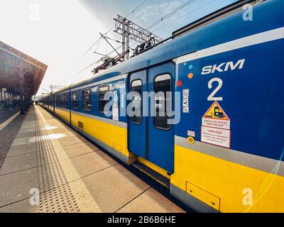 Nouveau train jaune bleu régional arrivant à la gare de gdansk glowny en Pologne, Gdansk le 9 février 2020. Chemin de fer régional SKM en pologne. Vue sur Banque D'Images