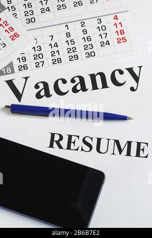 Recherche d'emploi, recherche d'emploi, reprendre l'écriture. Ordinateur portable, smartphone et stylo pour écrire sur la table. Possibilité d'emploi Banque D'Images