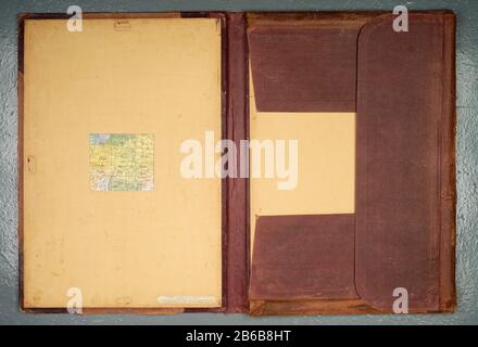Ancien dossier de stockage pliable pour un portefeuille de tirages papier/cartes/conceptions par exemple. Banque D'Images