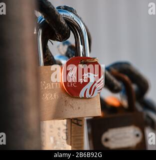 Gros plan d'un cadenas accroché à la chaîne du pont / clôture Banque D'Images