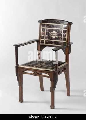Fauteuil Armstoel incrusté d'ivoire et de bois et doublé de parchemin batiked sur lequel un motif géométrique avec les lettres sur le dossier DVS ArmstoelArmstoel ingelegd rencontré ivoor en hout en bekleed met gebatikt perkament Banque D'Images