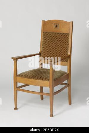 Fauteuil avec rosette tressée sculptée et recouverte de tripe verte avec motifs losanges rouges Armstoel van eikenhout rustend op vier gebogen poten. De poten zijn onderling verbonden porte intermédiaire van gebogen regels. De voorpoten porte ouverte à de stutten voor de armaggers. De achterpoten porte ouverte à de rugstijlen. De rugeuning bestaat uit een paneel met geronde bovenkant aan de bovenzijde en een regel aan de onderzijde. De open ruimte daartussen est bekleed met groene trijp met rode ruitmotieven. Op het paneel aan de bovenzijde est en het miden een gesneden gevlochten rozet met parelranden en i Banque D'Images