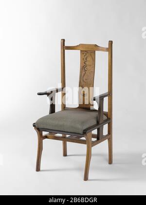 Fauteuil avec dossier dans la lame verticale ouverte avec ornement abstrait Armstoel van eiken-, beuken- en coromandelhout rencontré en de rugeuning ouvert een verticaal blad rencontré abstracte versiering. Un bekleding moderne. Fabricant : vervaardiger: Kunsthandel E.J. van Wisselinghontwerper: Carel Adolph Lion CachetPlaats fabrication: Amsterdam Dating: CA. 1910 kenmerken physique: Eikenhout, beukenhout, coromandelhout matériau: Eikenhout beukenhout coromandelhout textiel Dimensions: H 111,0 cm. × b 58,5 cm. × d 52,0 cm. × g 14 kg Banque D'Images