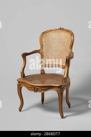 Fauteuil en noyer avec pattes en forme de S en diagonale avec sculpture de fleurs et de feuilles dos et siège en osier Avec coussin séparé, PA-16851-G Armstoel van notenhout (ameublement) met tapis en zitting van gevlochten riet. De gestrekt S-vormige overhoeks geplaatste poten met profilering gaan zonder onderbreking in het zitraam over en zijn versierd met gestoken bloemen. Geschulpte voorzitregel met bloem- en bladwerk. Achter Banque D'Images