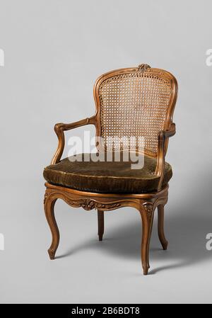 Fauteuil en noyer avec pattes en forme de S en diagonale avec sculpture de fleurs et de feuilles dos et siège en osier Avec coussin séparé, PA-16851-C Armstoel van notenhout (ameublement) met tapis en zitting van gevlochten riet. De gestrekt S-vormige overhoeks geplaatste poten met profilering gaan zonder ondrbreking in het zitraam over en zijn versierd met gestoken bloemen. Geschulpte voorzitregel met bloem- en bladwerk. Achter Banque D'Images