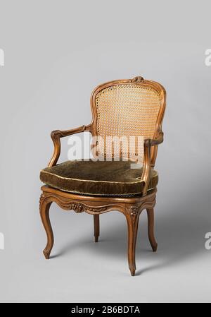 Fauteuil en noyer avec pattes en forme de S placées en diagonale et sculpture de fleurs et de feuilles dos et siège en osier Avec coussin séparé, PA-16851-B Armstoel van notenhout (ameublement) met tapis en zitting van gevlochten riet. De gestrekt S-vormige overhoeks geplaatste poten met profilering gaan zonder onderbreking in het zitraam over en zijn versierd met gestoken bloemen. Geschulpte voorregel met bloem- en bladwerk. Achter Banque D'Images