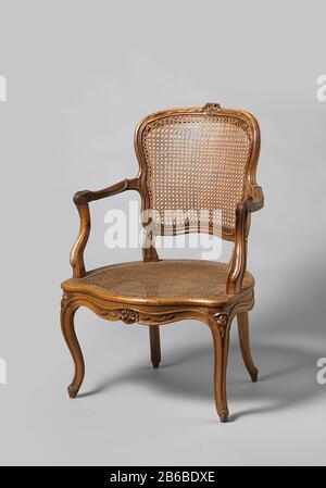 Fauteuil en noyer avec pattes en forme de S en diagonale avec sculpture de fleurs et de feuilles dos et siège en osier Avec coussin séparé, PA-16851-E Armstoel van notenhout (ameublement) met tapis en zitting van gevlochten riet. De gestrekt S-vormige overhoeks geplaatste poten met profilering gaan zonder onderbreking in het zitraam over en zijn versierd met gestoken bloemen. Geschulpte voorregel met bloem- en bladwerk. Achter Banque D'Images