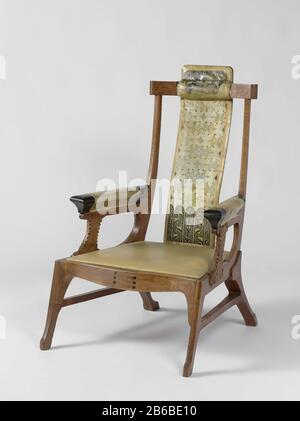 Fauteuil, doublé de parchemin batik Armstoel van eiken en ebbenhout , perfilament de gebatikt bekleed met. Fabricant : onwerper: Carel Adolph Lion Cachetmeubelmaker: Kunsthandel E.J. van WisselinghPlaats fabrication: Amsterdam Dating: 1902 Physical kenmerken: Ebbenhout, perkament, messing Material: Eikenhout ebbenhout perkessing Techniek: Batik Dimensions: H 111,5 cm. × b 70,0 cm. × d 83,0 cm. × g 15,6 kg Objet: WereldtentoonstellingWanneer: 1902 - 1902 Banque D'Images
