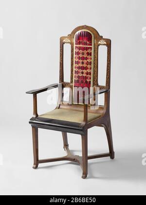 Fauteuil, doublé de parchemin batik Armstoel van eikenhout en ebbenhout, bekleed met gebatikt perkament. Fabricant : vervaardiger: Kunsthandel E.J. van Wisselinghontwerper: Carel Adolph Lion CachetPlaats fabrication: Amsterdam Dating: 1904 kenmerken physique: Eikenhout, ebbenhout, perkament, ivoor matériau: Eikenhout benebhout perkivament Techniek: Batik Dimensions: 118,5 cm. × b 57 cm. × d 60,5 cm. × g 15,4 kg Banque D'Images