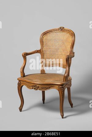 Fauteuil en noyer avec pattes en forme de S en diagonale avec sculpture de fleurs et de feuilles dos et siège en osier Avec coussin séparé, PA-16851-H Armstoel van notenhout (ameublement) met tapis en zitting van gevlochten riet. De gestrekt S-vormige overhoeks geplaatste poten met profilering gaan zonder onderbreking in het zitraam over en zijn versierd met gestoken bloemen. Geschulpte voorzitregel met bloem- en bladwerk. Achter Banque D'Images