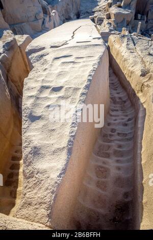 Vue sur l'obélisque inachevé, à Assouan, un rocher de granit solide qui s'est fissuré pendant la coupe Banque D'Images