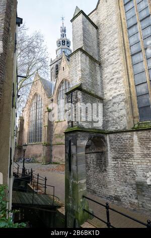 Vue panoramique sur une porte de l'église de Sint Jan, située dans le centre historique de Gouda, Hollande. Banque D'Images