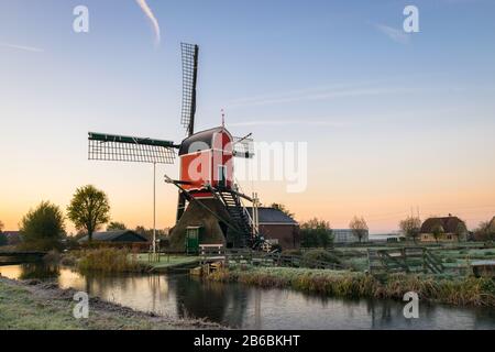 Moulin à vent de couleur rouge 'Rooie Wip' dans la partie ouest des Pays-Bas Banque D'Images