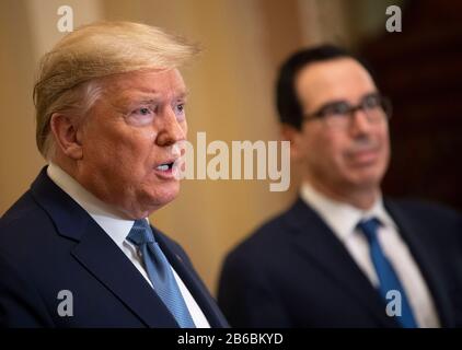 Le président Donald Trump (C), joint par le secrétaire au Trésor Steven Mnuchin, s'est exprimé après avoir rencontré les Républicains du Sénat sur un éventuel paquet économique à la suite de la turbulence du marché causée par le Coronavirus, à Washington, DC, le 10 mars 2020. Crédit: Kevin Dietsch/Pool via CNP | usage dans le monde entier Banque D'Images