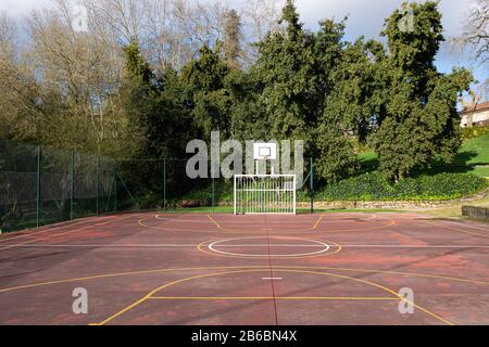 Terrain de jeux de sport extérieur sur le parc public. Concept de sport amateur. Espace de copie Banque D'Images