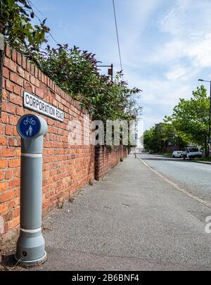 Panneau monté sur un bolard pour piétons et cyclistes inBirkenhead Wirral Août 2019 Banque D'Images