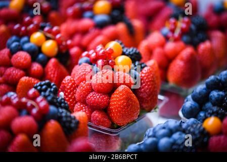 baies fraîches gros plan - fraises, bleuets, baies rouges, framboises, baies noires Banque D'Images