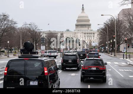 Le président Donald Trump se déplace dans son convoi lorsqu'il se rend au Capitole pour rencontrer les Républicains du Sénat, à Washington, DC, le 10 mars 2020. Crédit: Kevin Dietsch/Pool via CNP /MediaPunch Banque D'Images