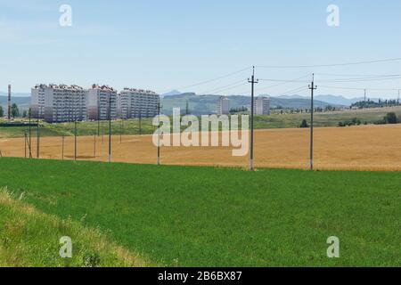 Immeubles d'appartements dans le nouveau quartier de Hope de la ville de Krymsk à la périphérie d'un champ de blé. Région de Krasnodar Banque D'Images