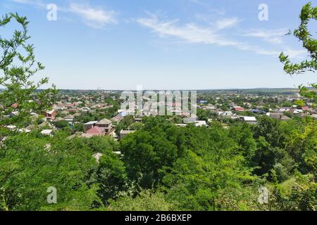 Vue sur la petite ville de Kuban à Krymsk dans la région de Krasnodar. Journée d'été ensoleillée Banque D'Images