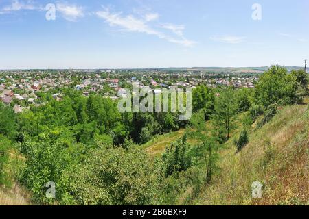 Vue depuis la pente d'une petite ville de Kuban à Krymsk dans la région de Krasnodar. Journée d'été ensoleillée Banque D'Images