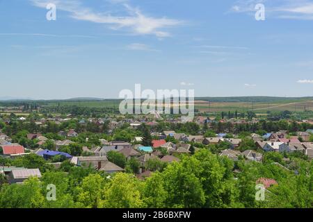 Le toit d'une petite ville Kuban de Krymsk dans la région de Krasnodar. Journée d'été ensoleillée Banque D'Images