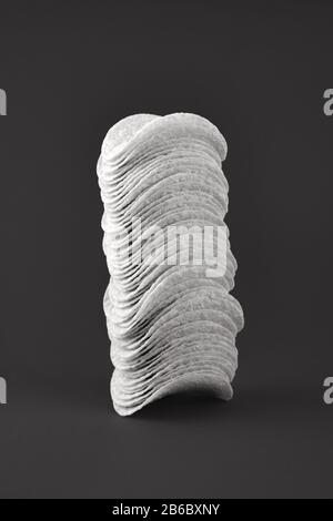Pile de chips sur fond sombre, noir et blanc. Image minimaliste de l'attention qui attire les Fast-food touche basse Banque D'Images