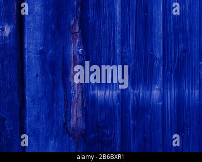 Texture d'un vieux mur en bois. Arrière-plan abstrait teinté en bleu foncé. Couleur de la pantone bleu classique 2020 Banque D'Images