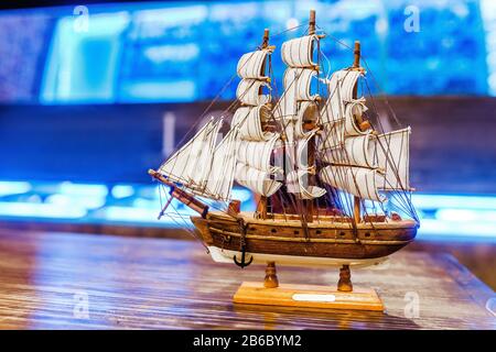 Modèle de bateau vintage dans le restaurant de fruits de mer ou le musée marin Banque D'Images