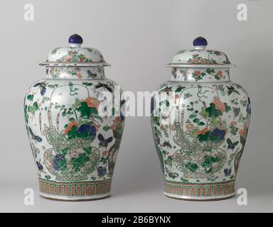 Vase balustre avec couverture avec paniers de fleurs, branches de fleurs et insectes Balustervormige dekselpot van porseléine, beschilderd op het glaruur en blauw, rood, groen, geel, aubergine, zwart en goud. Op de buik viermaal een bloemenmand a rencontré onder et aster, pioen, prunus, blauwe regen, lotus, chrysant en iris. Eén mand a rencontré shishi en ruyi-motieven en ééén mand a rencontré des huanges feng en Karakters chinois. Tussen de manden losse bloemtaken en insecten. Boven de voet een band met gestilerde bladmotieven. Le groupe op de schouder een met arceerwerk. De nek met bloemtaken en vlinders. Een barst à de rand van Banque D'Images