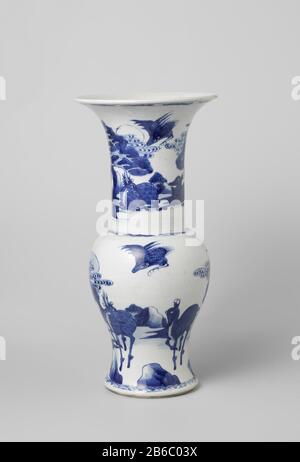 Vase balustre avec cerfs et grues dans un paysage fluvial Balustervormige vaas van porselein met een trompetvormige mond, beschilderd dans onderglaruur blauw. Op de wand een rivierlandschap met daarin twee herten, een vliegende kraanvogel en één op een tak van een pijnpoom. Op de hals dezelfde decoratie. De buitenrand a rencontré een groupe a rencontré wolkmotieven. De onderzijde a rencontré een dubbele cirkel. Blaouw-wit. Fabricant : pottenbakker: AnoniemPlaats fabrication: Chine Dating: CA. 1675 - env. 1699School / stijl: Qing-dynastie (1644-1912) / Kangxi-periode (1662-1722) kenmerken physique: Porséléine met onderglaru Banque D'Images