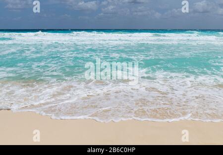 Les eaux turquoise transparentes de la plage des dauphins ou de Playa Delfin près de la mer des Caraïbes à Cancun, péninsule du Yucatan, État du Quintana Roo, Mexique. Banque D'Images