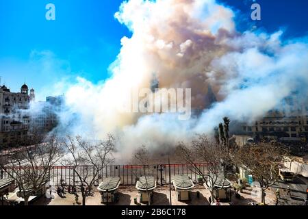 Un Mascletá de fumée épaisse des Fallous 2020 de Valence sur la place de la mairie (Plaça de l'Ajuntament), puis annulé pour empêcher la propagation du coronavirus. Banque D'Images