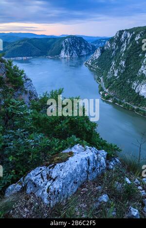 Paysage dans les gorges du Danube. Cazanele mari vu du côté roumain Banque D'Images