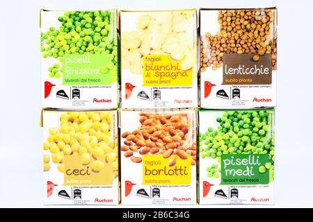 Pois chiches, lentilles, maïs, haricots et pois vendus par la chaîne De Supermarchés AUCHAN Banque D'Images