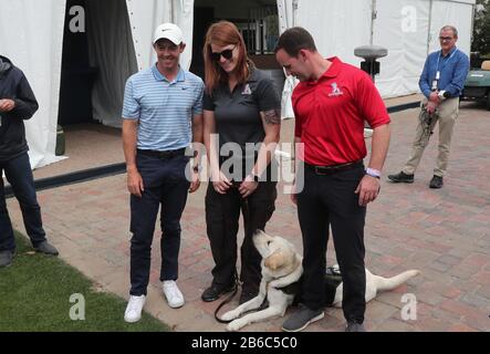 Ponte Vedra Beach, FL, États-Unis. 10 mars 2020. Rory McIlroy rencontre un chien de service nommé d'après lui lors DU championnat DES JOUEURS le 10 mars 2020 à Ponte Vedra Beach, en Floride. Crédit: Mpi34/Media Punch/Alay Live News Banque D'Images