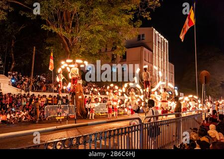 Kandy, Sri Lanka, août 2015 : des danseurs en feu se produisent pendant le festival Esala Perahera Banque D'Images