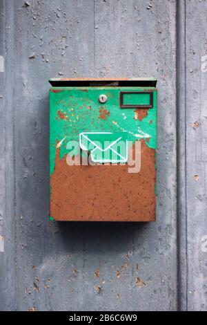 Ancienne boîte aux lettres rouillée avec peinture verte décollement Banque D'Images