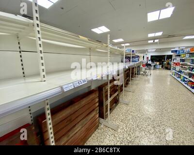 Tesco, Bletchley, Royaume-Uni. 10 mars 2020. Les supermarchés voient une autre journée de panique acheter des rouleaux de toilettes au milieu des épidémies de virus Covid-19 en face du Royaume-Uni. © Chris Yates/ Alay Live News Banque D'Images