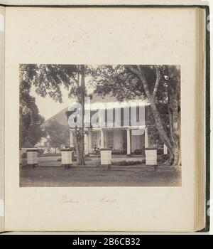 Batavia - Rijswijk (objet titre) The Java Hotel ( Grand Hotel Java) à Rijswijk à Batavia. Partie du deuxième album photo vert avec des photos de Java, de la tenue de pharmacien Specht-Grab, qui en 1865 de Batavia aux Pays-Bas terugkeerde. Fabricant : Photographe: Woodbury & Page Lieu de fabrication: Batavia Dating: 1863 - 1866 Caractéristiques physiques: Albumen imprimer sur du papier photographique sur du carton dans l'album matériau: Papier technique: Albumen imprimer dimensions: H 200 mm × W 263 mm Objet: Hôtel, hôtellerie, innWanneer: 1860 - 1869 Banque D'Images