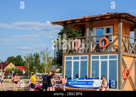 Svityaz - septembre 2019: Tour de sauveteur pour sauver baywatch sur la plage. Maison en bois sur la rive de la mer sur fond ciel nuageux. Vacances d'été et Resort Banque D'Images