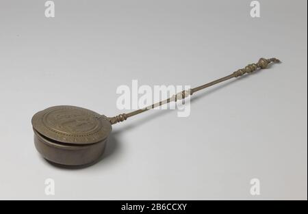 Bedpan avec Adam et Eve dans le paradis, NM-NM-2446 Het voorwerp bestaat uit zes delen: De bak, het deksel, de dekselrand, het scharnier, de acier en het oog. De bak heeft draairingen aan binnen- en buitenkant en een omgeslagen rand. Het bolle deksel, Banque D'Images