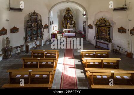 Bagni di Lusnizza, Italie - l'intérieur de l'ancienne église de San Gottardo (XV siècle) avec des autels en bois Banque D'Images