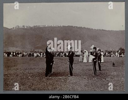 Cérémonie de prestation de serment d'un groupe de trois officiers dans une zone ouverte. Un agent met un spectacle de mains le serment. À proximité, certaines femmes sont plus éloignées. Inge Photo Bloquée dans un album de 87 photographies de la construction du Gajoweg dans le nord de Sumatra entre Bireuen et Takinguen entre 1903-1914. Fabricant : Photographe: Fabrication anonyme de lieux: Sumatra du Nord En Date: 1903 - 1913 Caractéristiques physiques: Gélatine de jour imprimé argent: Technique papier: Gélatine de jour imprimé argent Dimensions: Photo: H 138 mm × W 200 mmexpéditions de ToeliechtingNa au Gajo et Alaslanden menées Banque D'Images