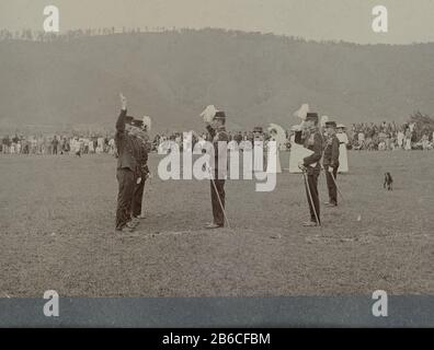 Cérémonie de prestation de serment d'un groupe de trois officiers dans une zone ouverte. Un agent met un spectacle de mains le serment. À proximité, certaines femmes sont plus éloignées. Inge A Coincé une petite photo dans un album de 87 photos de la construction du Gajoweg dans le nord de Sumatra entre Bireuen et Takinguen entre 1903-1914. Fabricant : Photographe: Fabrication anonyme de lieux: Sumatra du Nord En Date: 1903 - 1913 Caractéristiques physiques: Gélatine de jour imprimé argent: Technique papier: Gélatine de jour imprimé argent dimensions : photo: H 78 mm × W 102 mmexpéditions de ToeliechtingNa à la cond Gajo et Alaslanden Banque D'Images