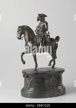 Image de Frederick The Great, roi de Prusse, PA-NM-8339 de koning (1712-1786) zit op een stapvoets gaand paard, dat het rechtervoorwas heeft opgeheven het linker achterwas even van de grond licht; het hoofd est iets naar rechts gewend. Hij houdt met de ene main de teugel, terwijl de andere en de zijde rouille. Hij draagt een uniforme o.a. bestaande uit een jas met jabot, handschoenen laarzen; op het hoofd een pruik en steek, op de jas de Orde van de Zwarte Adelaar, een sjerp om het intermédiaire een degen en degen aan de linkerzij. Het zadel, met aan beide kanten ruiterpistolen dans les holsters o Banque D'Images