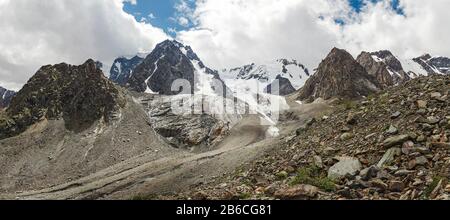 Pic rocheux de montagne avec glacier Banque D'Images