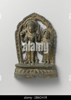 Photo des dieux Vishnu et couple Shri Beeld van het godenechtpaar Vishnu en Shri. Omben porte een Aureool staan de twee godheden op een lotussokkel. Vishnu heeft vier armen se réunit en zijn rechterhanden een werpschijf en een schelphoorn en zijn linker een noeuds en een lotus. De godin heeft twee armen; met de rechterhandle maakt zij het gebaar van geven met de linker van onderwijs. Fabricant : Plaats fabrication: Népal Dating: 1600 - 1699 matériau: Koper verguddsel Techniek: Hameren / vergulden Dimensions: H 28 cm × b 18,8 cm × d 4,5 cm Banque D'Images