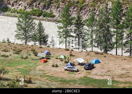 27 JUILLET 2017, RÉPUBLIQUE DE L'ALTAÏ, RUSSIE, Voitures et tentes de camping près de la rivière Chuya Banque D'Images